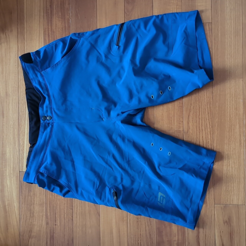 EUC Bellwether mountain bike baggy shorts men's size 34 (L)